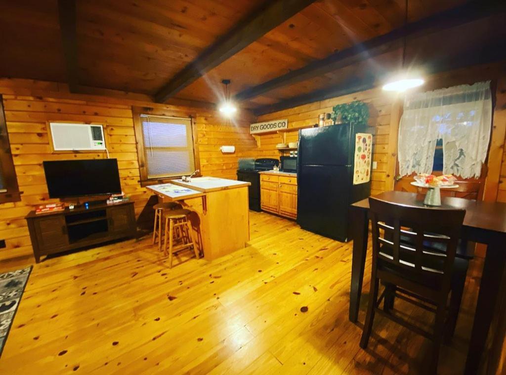 Cozy Cabin At Bear Mountain Log Cabins Eureka Springs Kültér fotó