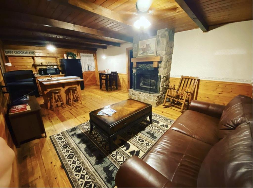 Cozy Cabin At Bear Mountain Log Cabins Eureka Springs Kültér fotó